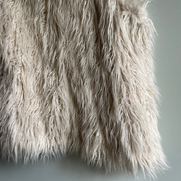 Graham & Spencer Cream Faux Fur Fluffy Vest Size Medium US 6 Chic Vest - Picture 8 of 14